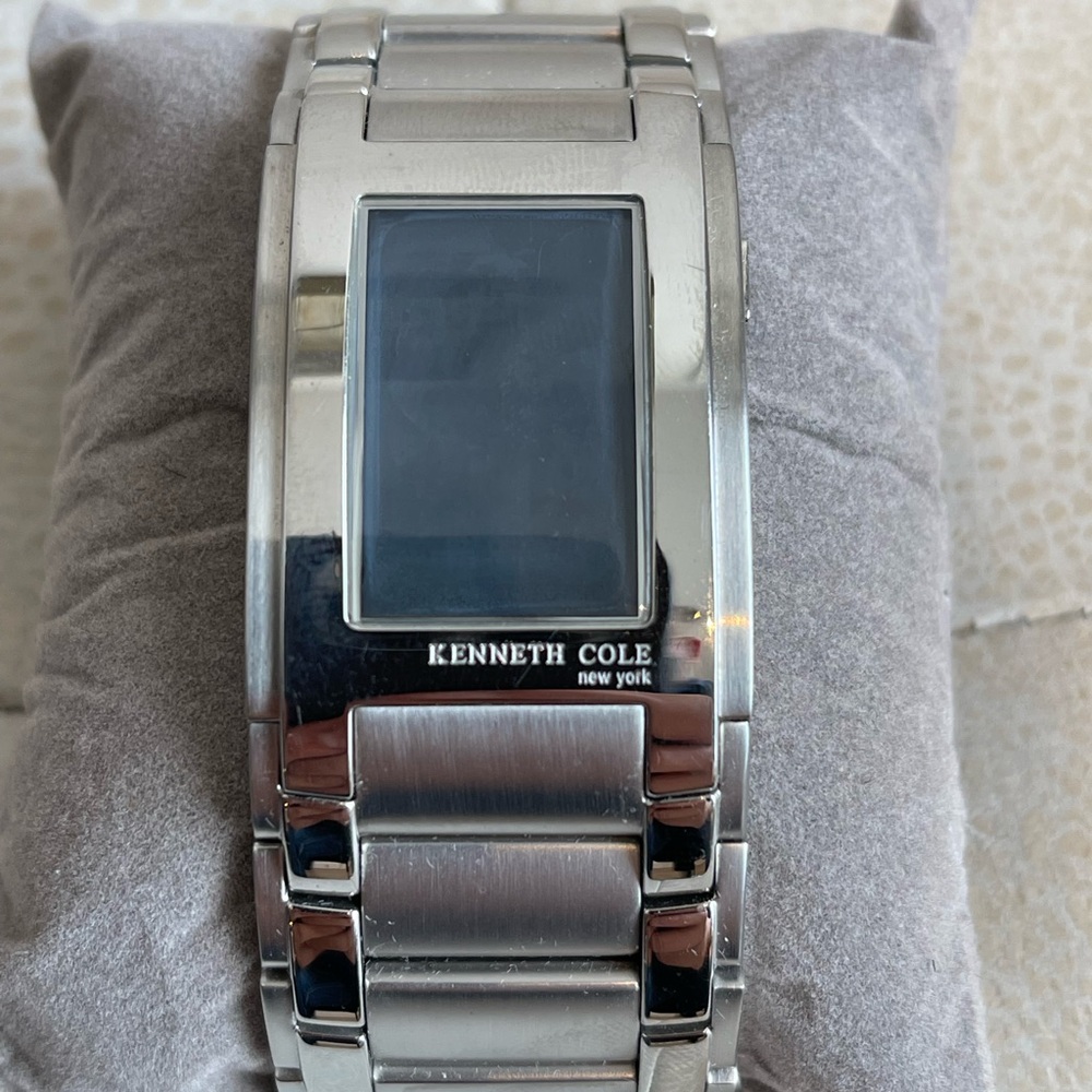Mens Kenneth Cole watch. Modern look